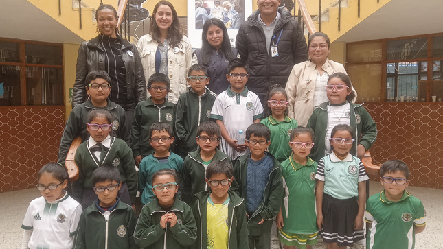 Fotografía de los niños beneficiarios de la entrega de lentes