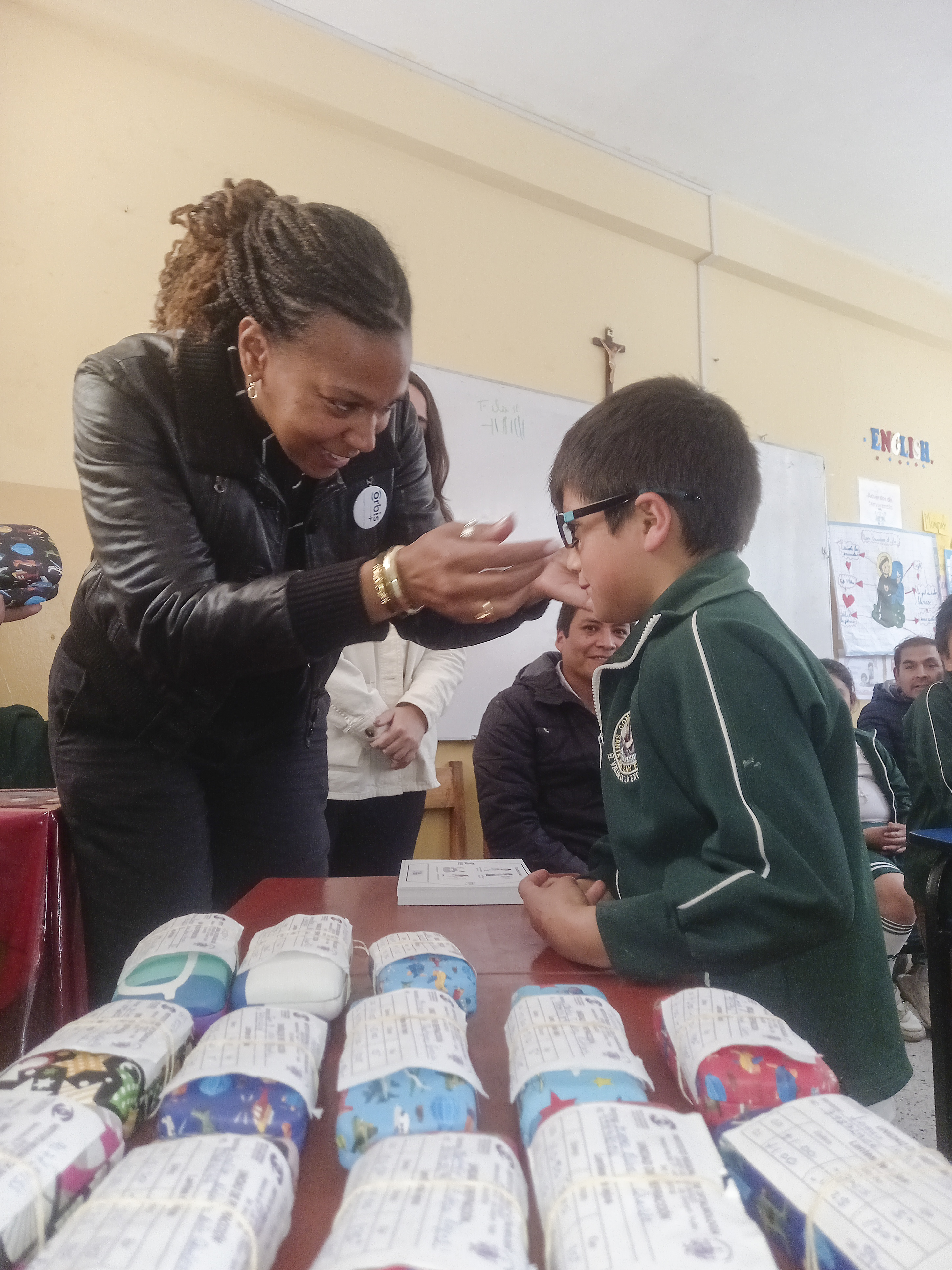 Fotografía de los niños beneficiarios de la entrega de lentes