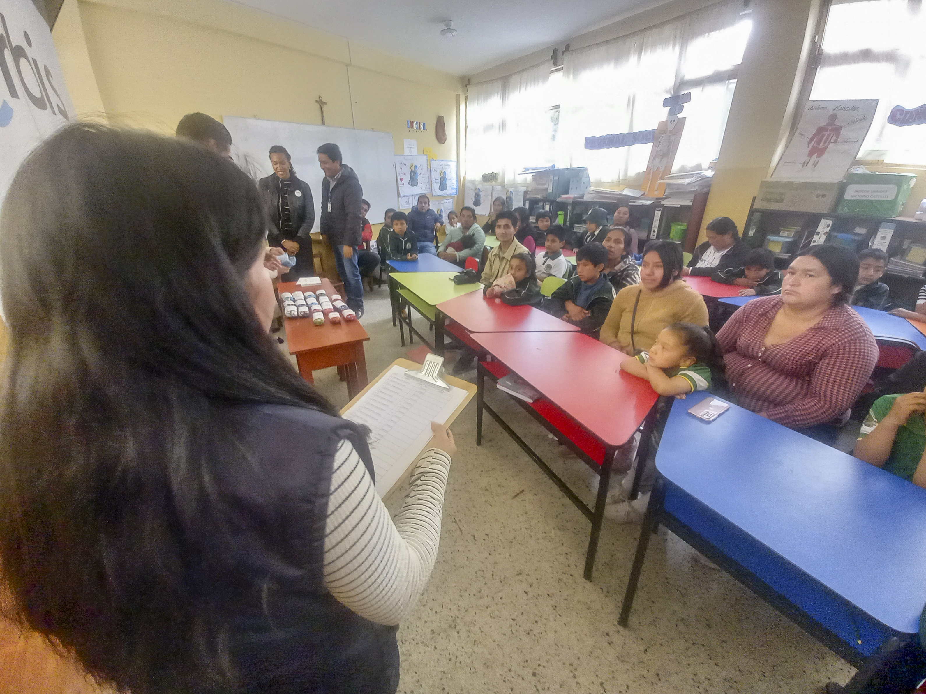 Fotografía de los niños beneficiarios de la entrega de lentes