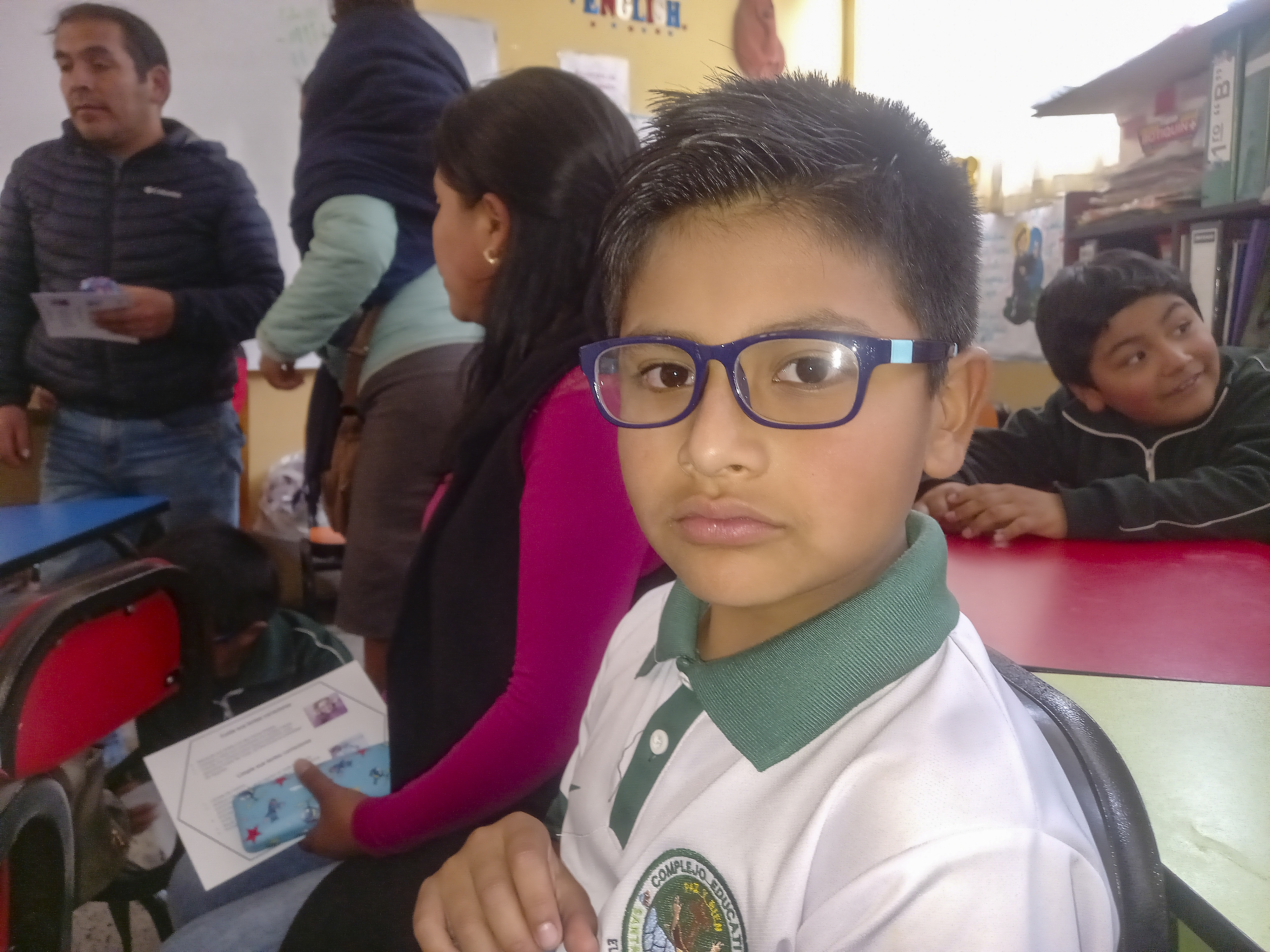 Fotografía de los niños beneficiarios de la entrega de lentes