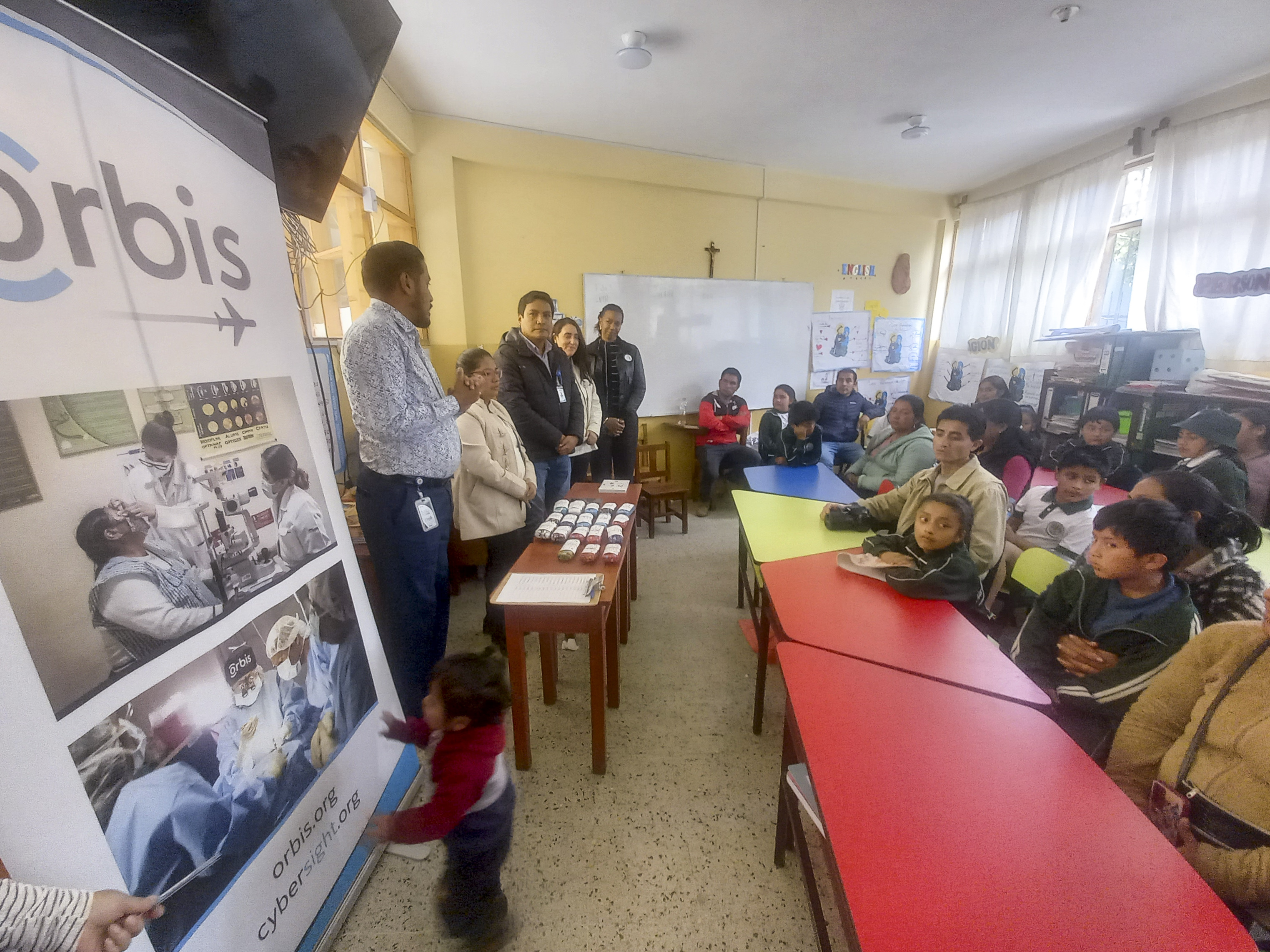 Fotografía de los niños beneficiarios de la entrega de lentes