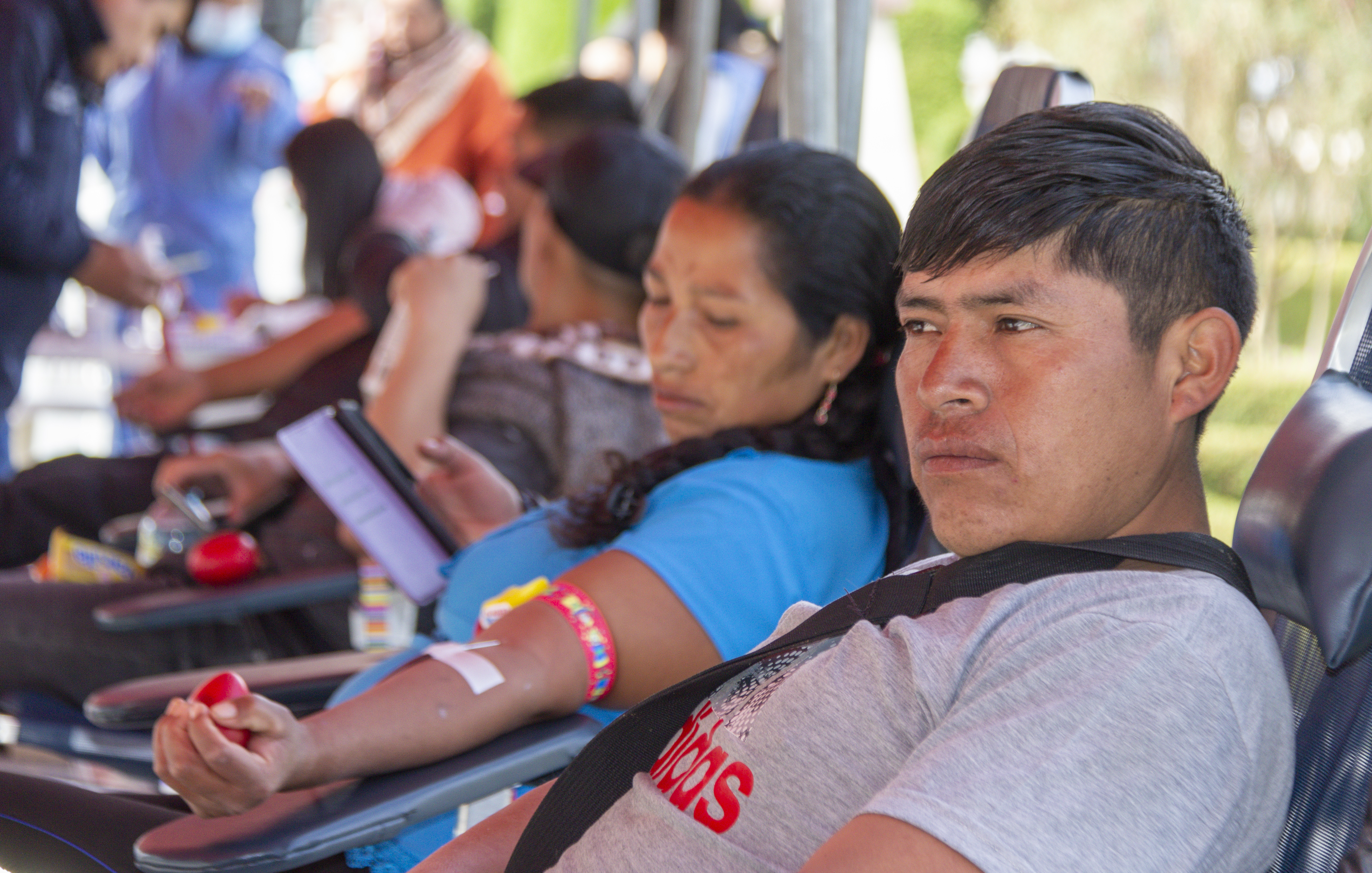 Fotografía de los participantes de la campaña de sangre en la plaza de Armas de Huamachuco