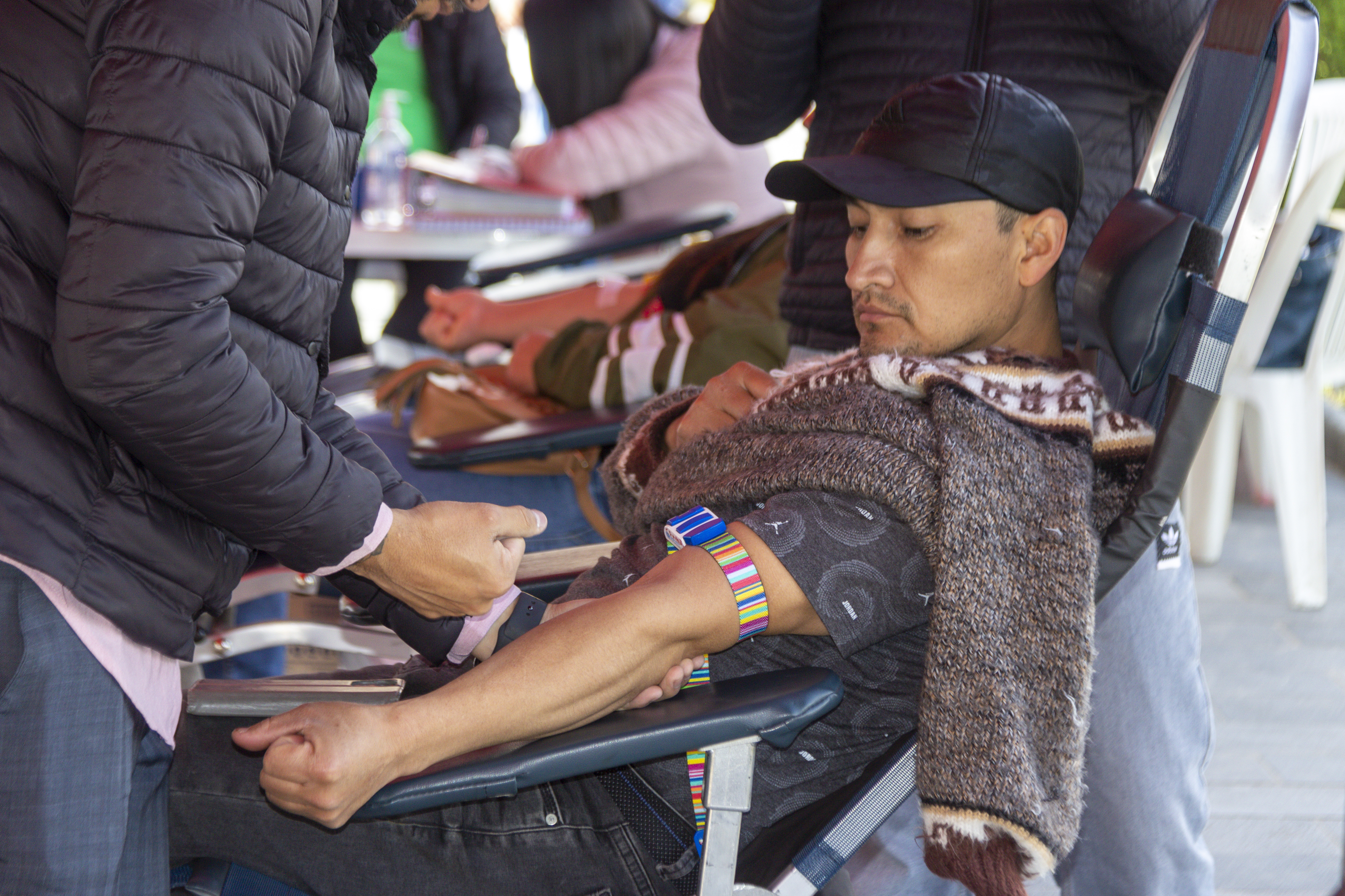 Fotografía de los participantes de la campaña de sangre en la plaza de Armas de Huamachuco