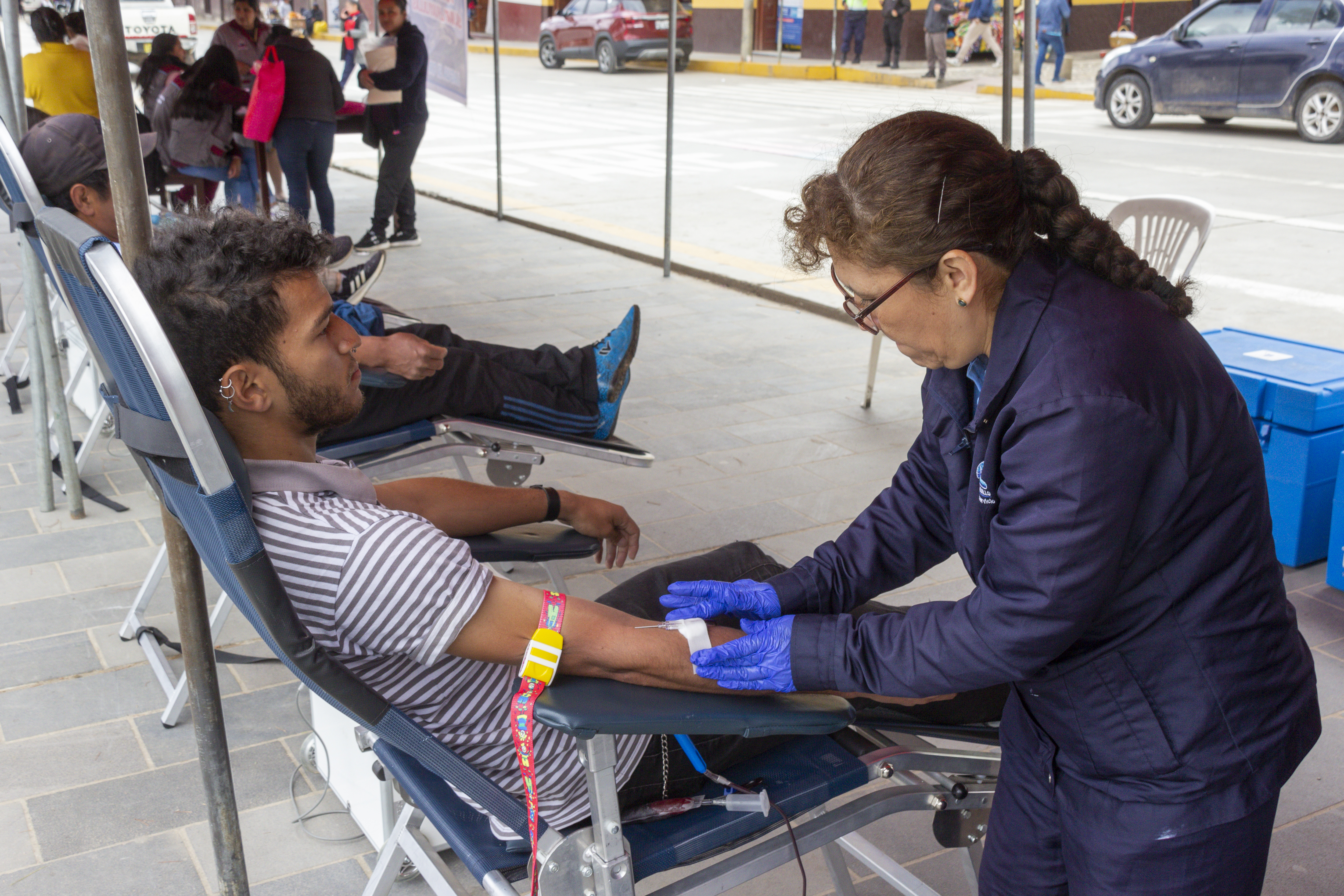 Fotografía de los participantes de la campaña de sangre en la plaza de Armas de Huamachuco