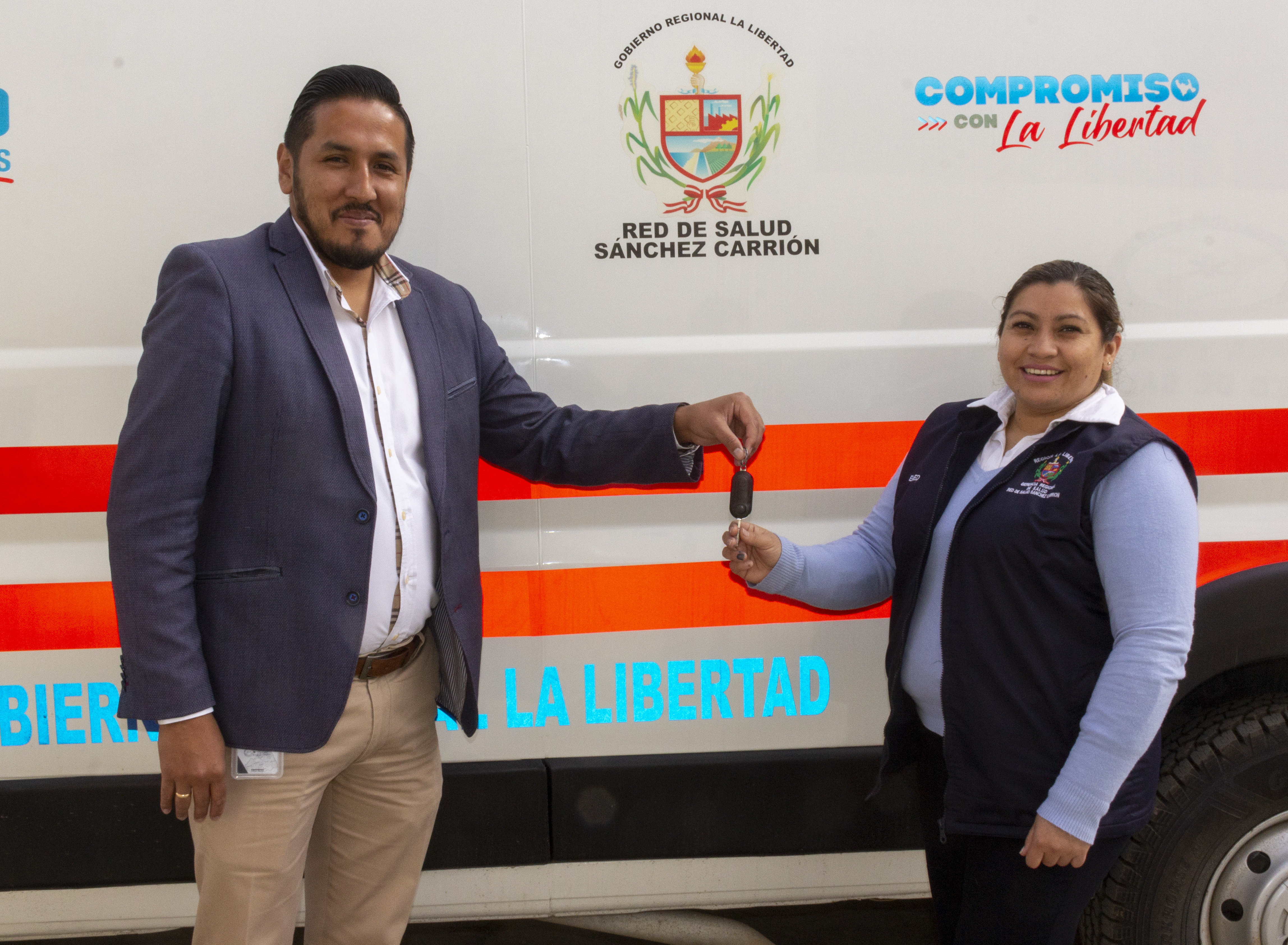 Fotografía de la entrega de la ambulancia.
