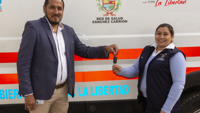 Fotografía de la entrega de la ambulancia.