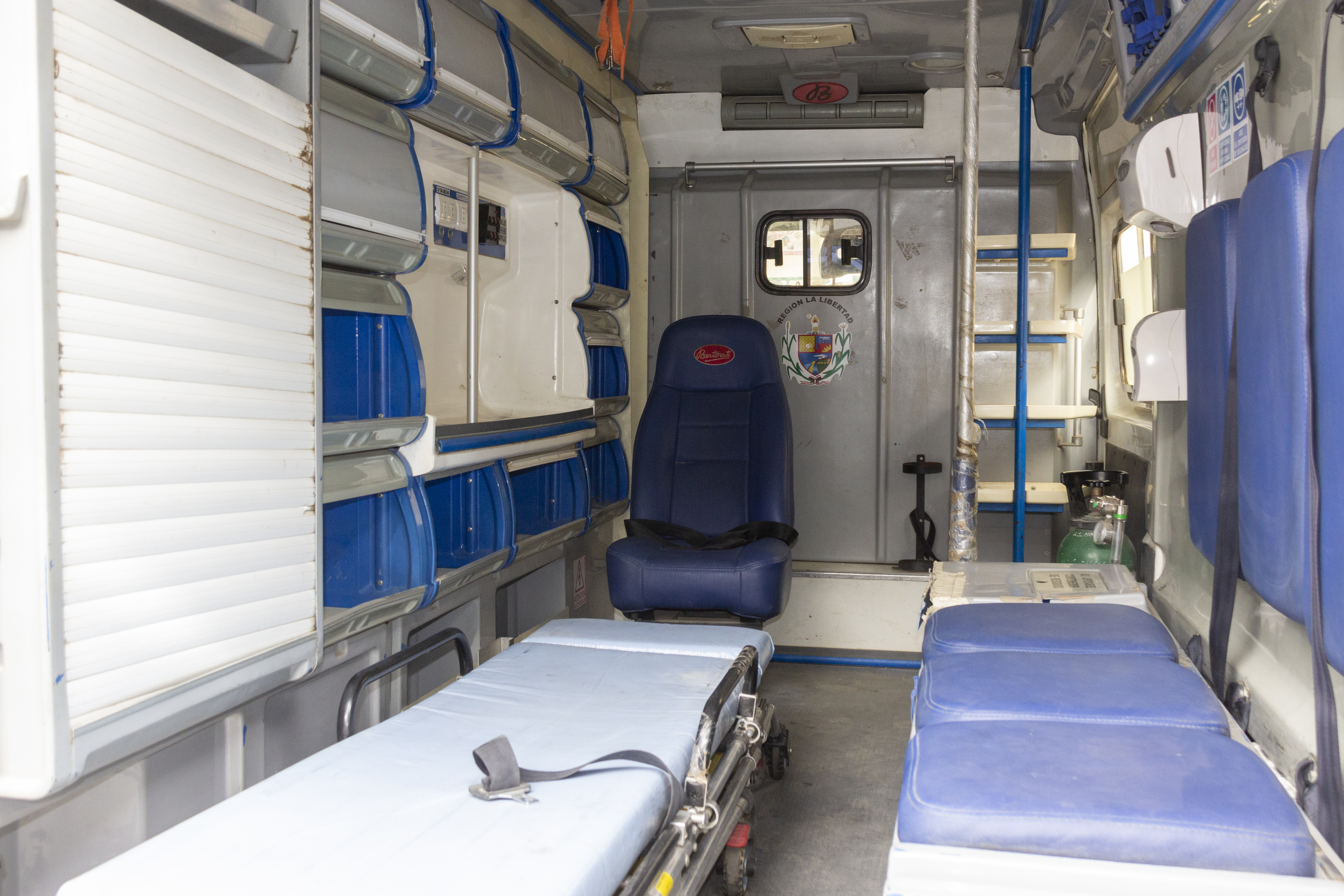 Fotografía de la entrega de la ambulancia.