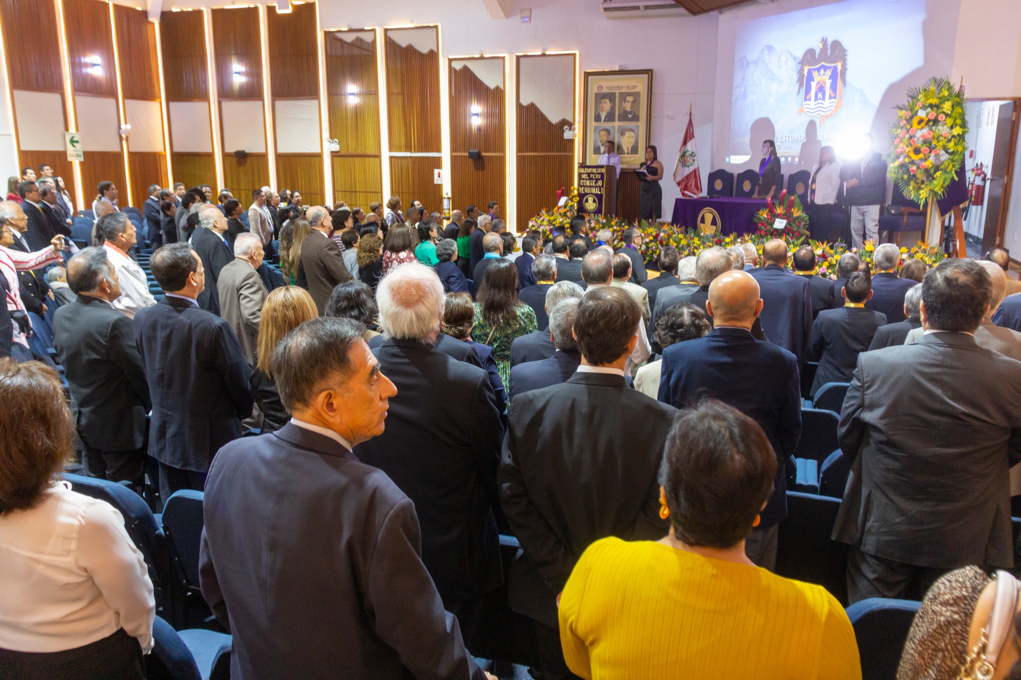 Foografía de la condecoración y del acto institucional