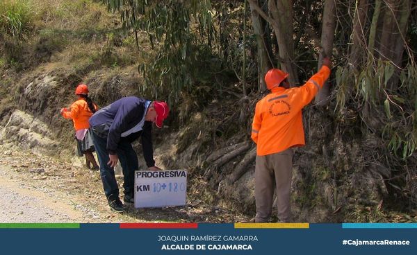La Municipalidad Provincial de Cajamarca a través de la Gerencia de Infraestructura Pública, viene realizando mantenimientos rutinarios en las diferentes zonas de nuestra ciudad, dentro de ellas se encuentra el camino vecinal EMP. CA-1108 (CRUCE DE OTUZCO) -DV VISTA ALEGRE-CHUPICALOMA-RUMIPAMPA BAJA-SHAHUARPAMPA -EMP. 1109 (DV. EL CALVARIO); EMP. CA-1109 (EL CALVARIO)-APALIN ALTO-DV. VENTANILLAS DE COMBAYO, la cual esta siendo ejecutada por la empresa contratista CONSORCIO SAGITARIO, por un monto de 75,441.68 nuevos soles.
✅Dicho mantenimiento contempla la limpieza de calzada, bacheo y rose de toda la carretera en una longitud de 18.430 km, estando ya en el km 10 Caserío de Shahuarpampa ejecutando todo lo que indica el expediente técnico mejorando y dando el cuidado a sus vías de comunicación estando próximos a las lluvias.