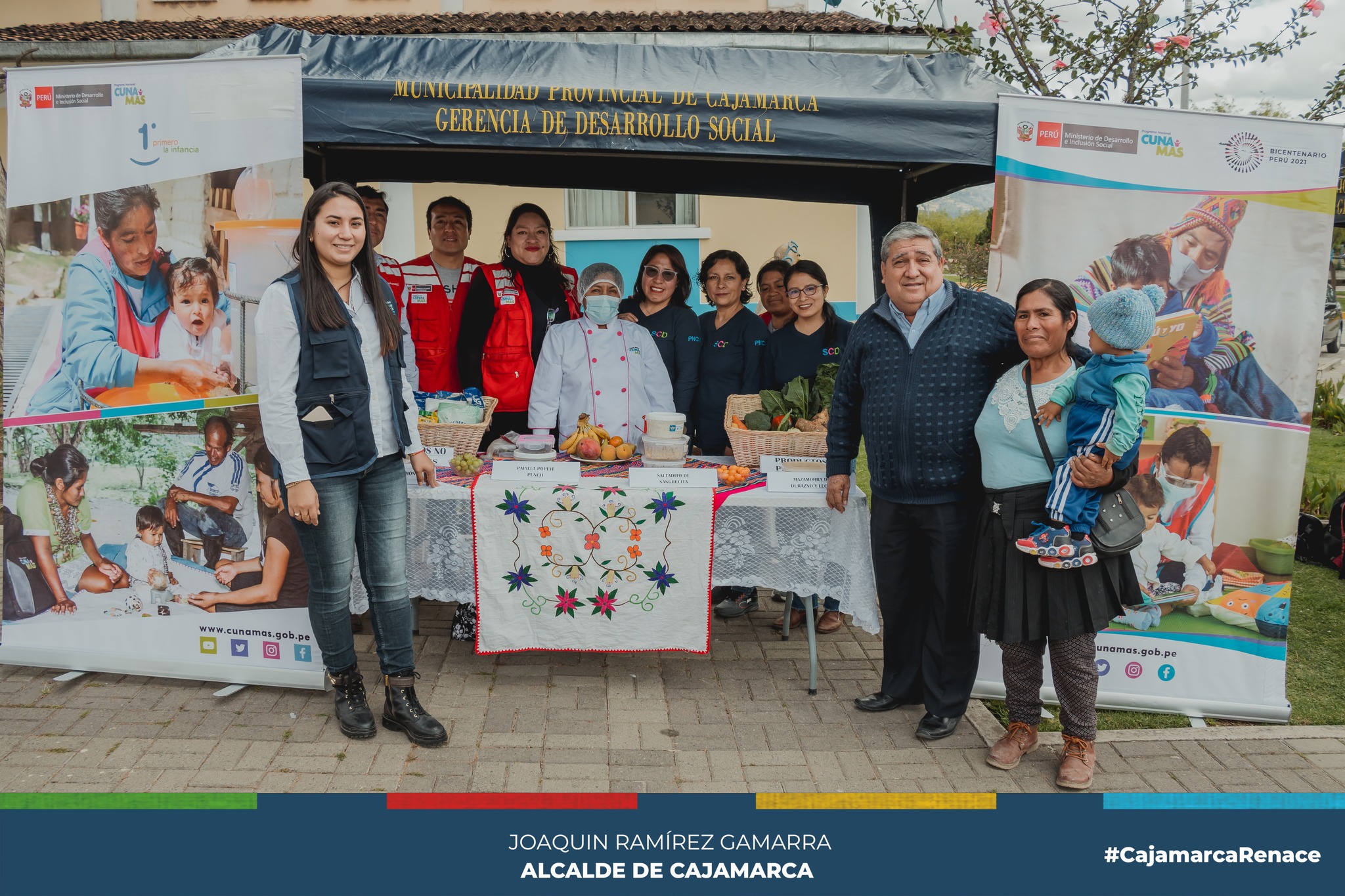 El Consejo Provincial de Salud, encabezado por la Municipalidad Provincial de Cajamarca, realiz贸 una feria gastron贸mica con motivo del D铆a Mundial de la Alimentaci贸n. El evento tuvo como objetivo brindar a la comunidad cajamarquina la oportunidad de deleitarse con una variada selecci贸n de platillos nutritivos elaborados por los diversos programas sociales (vasos de leche, comedores populares) de nuestra comuna local.
鉁匘ecenas de cajamarquinos tuvieron el placer de participar en esta celebraci贸n culinaria, que destac贸 por su compromiso con la alimentaci贸n saludable y sostenible. Los platos ofrecidos no solo deleitaron el paladar de los asistentes, sino que tambi茅n promovieron una mayor conciencia sobre la importancia de una dieta equilibrada y nutritiva.
馃Agradecemos tambi茅n la participaci贸n de diferentes instituciones como la Red Integrada de Salud, QaliWarma, CunaM谩s y al colegio de Psic贸logos del Per煤, por participar activamente y brindar asistencia a todos los cajamarquinos que llegaron hasta el complejo Qhapaq 脩an.