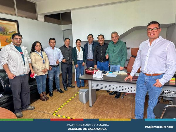 l primer regidor, Eduardo Quiroz, sostuvo una reunión con el alcalde distrital Jaime Mantilla, para tomar acciones conjuntas y seguir trabajando en la apertura de la faja marginal que involucra al distrito de Los Baños del Inca.
👉🏻Este mega proyecto de la nueva gran vía de evitamiento permitirá mejorar la transitabilidad y la accesibilidad a nuestra ciudad teniendo en consideración que los trabajos iniciarán también en la delimitación del distrito de Los Baños del Inca.
🗣️En esta reunión también participó el gerente municipal, Wilder Narro, quien agradeció el compromiso del burgomaestre bañosino para lograr los objetivos conjuntos de poder habilitar y gestionar la nueva gran vía en la faja marginal.
🤝En ese mismo sentido, el gerente de Desarrollo Territorial y Urbano y la subgerente de Defensa Civil mostraron su respaldo para continuar con los trabajos y brindar todo el apoyo necesario al equipo técnico de la MDBI.