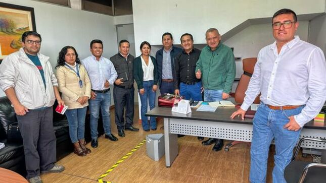 l primer regidor, Eduardo Quiroz, sostuvo una reunión con el alcalde distrital Jaime Mantilla, para tomar acciones conjuntas y seguir trabajando en la apertura de la faja marginal que involucra al distrito de  Los Baños del Inca. 
👉🏻Este mega proyecto de la nueva gran vía de evitamiento permitirá mejorar la transitabilidad y la accesibilidad a nuestra ciudad teniendo en consideración que los trabajos iniciarán también en la delimitación del distrito de Los Baños del Inca. 
🗣️En esta reunión también participó el gerente municipal, Wilder Narro, quien agradeció el compromiso del burgomaestre bañosino para lograr los objetivos conjuntos de poder habilitar y gestionar la nueva gran vía en la faja marginal.
🤝En ese mismo sentido, el gerente de Desarrollo Territorial y Urbano y la subgerente de Defensa Civil mostraron su respaldo para continuar con los trabajos y brindar todo el apoyo necesario al equipo técnico de la MDBI. 