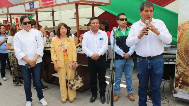 Nuestros exquisitos guargueros, niditos de amor, tortillas de maíz, alfajor de penco, entre otros dulces tradicionales fueron protagonistas esta mañana del Festival del dulce Moqueguano organizado por el municipio provincial para el deleite de los ciudadanos locales y turistas que percibiendo el olor singular de estas delicias, se acercaron para disfrutar de los productos elaborados por manos emprendedoras moqueguanas.
