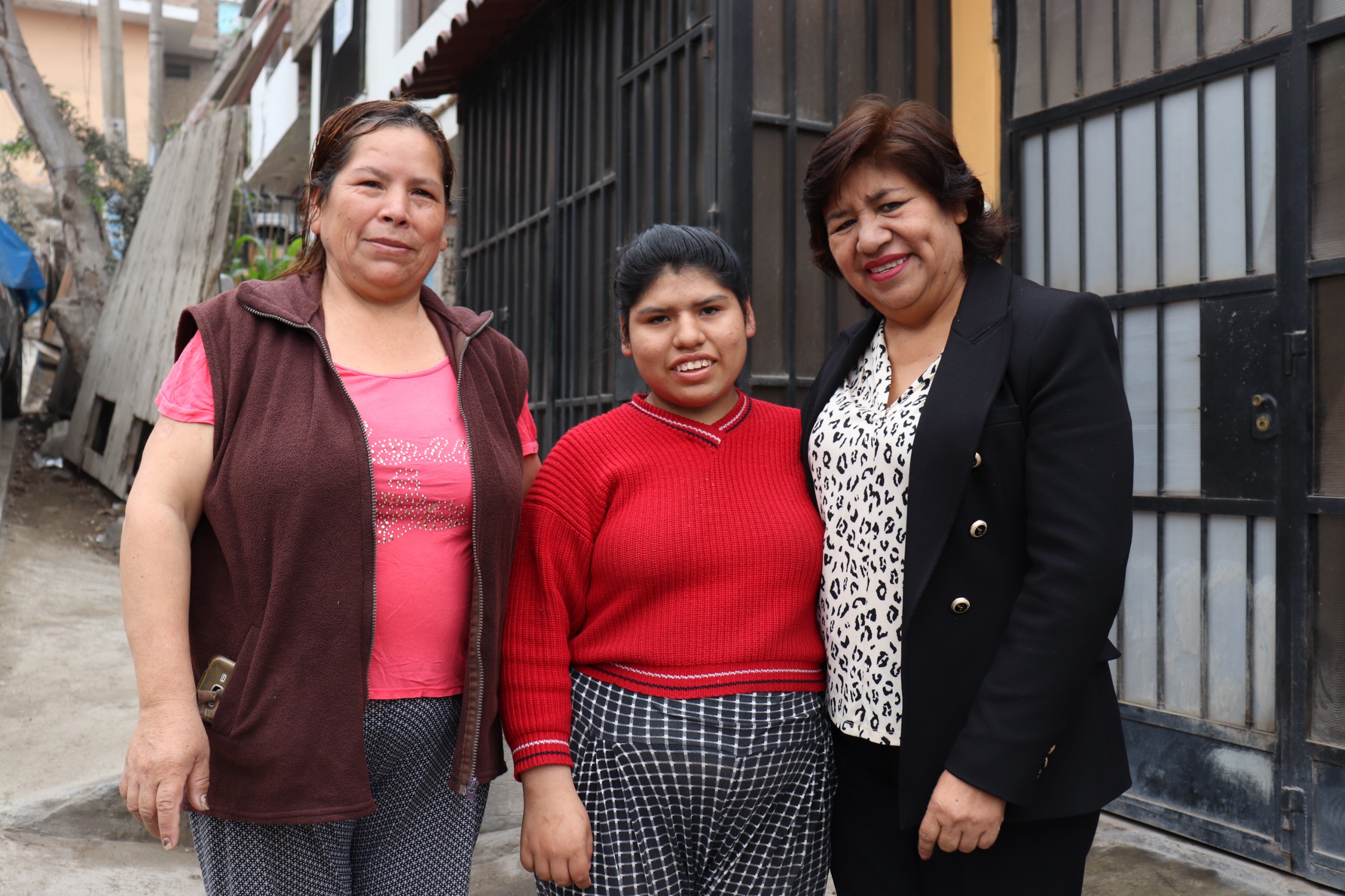 Directora del Programa Contigo presenta emprendimiento de Ana Fernández, quien elabora hermosos monederos y carteras en el distrito de San Juan de Miraflores