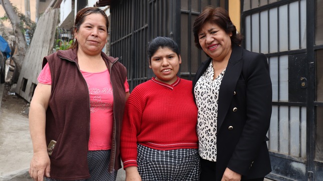 Directora del Programa Contigo presenta emprendimiento de Ana Fernández, quien elabora hermosos monederos y carteras en el distrito de San Juan de Miraflores