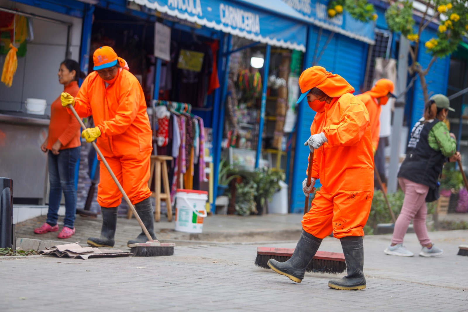 Brigadas de barrido limpiaron todo el lugar