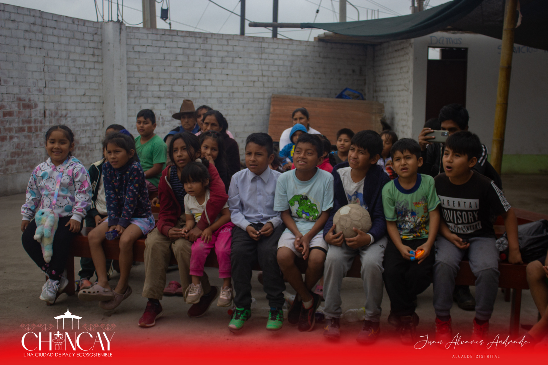El evento tuvo lugar en el local comunal de la zona y fue diseñado para educar y entretener a los jóvenes espectadores.