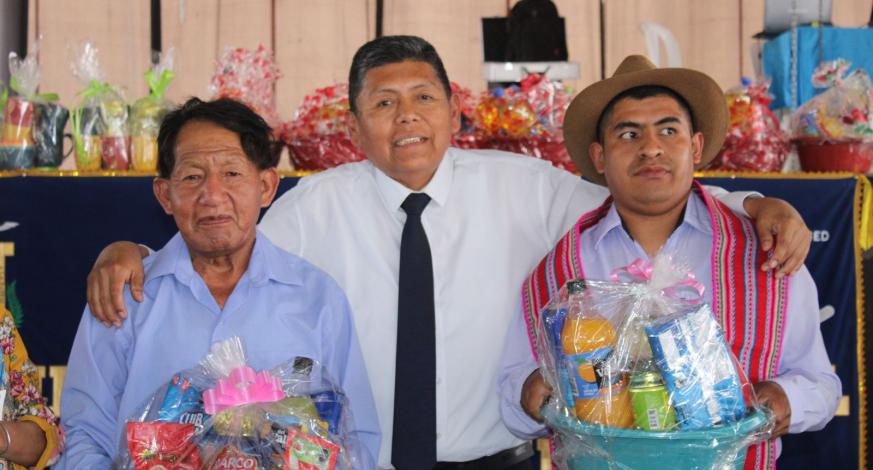 A primera hora una misa especial en la Co Catedral Santo Domingo, a continuación un agasajo que incluyó la entrega de canastas, dinámicas psicológicas, viviéndose un momento muy emotivo cuando salieron al escenario jóvenes y adultos demostrando lo impartido en los diversos talleres brindados por el municipio durante el año. Llegó la hora del almuerzo que permitió a los integrantes de diferentes asociaciones compartir instantes agradables.
