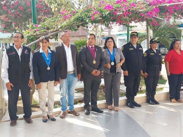 Con la presencia de los hombres y mujeres de prensa, además de los agentes de la PNP, se realizó la ceremonia de Izamiento en la plaza Grau del distrito de Marcavelica.