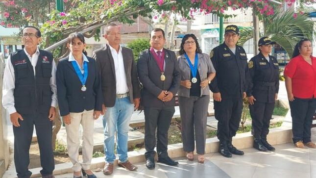 Con la presencia de los hombres y mujeres de prensa, además de los agentes de la PNP, se realizó la ceremonia de Izamiento en la plaza Grau del distrito de Marcavelica.