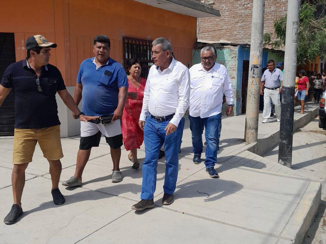 Alcalde Coordina Con La Subregión De Obras Para Mantenimiento De Desagües En A.H. El Obrero