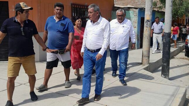 Alcalde Coordina Con La Subregión De Obras Para Mantenimiento De Desagües En A.H. El Obrero