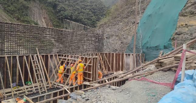 La Contraloría General de la República, en el marco de su función de control concurrente, identificó una serie de riesgos en la ejecución del proyecto de inversión "Construcción y Mejoramiento de la Carretera Desvío Vilquechico – Cojata – Sina - Yanahuaya" en Puno, específicamente en el componente "Construcción del Puente Huancuhuire del Tramo III Sina-Yanahuaya". Estos riesgos afectarían la calidad y la vida útil de la obra, así como la eficiencia en la ejecución del proyecto.