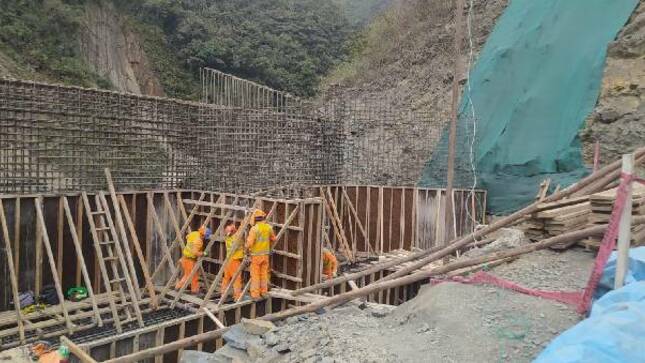 La Contraloría General de la República, en el marco de su función de control concurrente, identificó una serie de riesgos en la ejecución del proyecto de inversión "Construcción y Mejoramiento de la Carretera Desvío Vilquechico – Cojata – Sina - Yanahuaya" en Puno, específicamente en el componente "Construcción del Puente Huancuhuire del Tramo III Sina-Yanahuaya". Estos riesgos afectarían la calidad y la vida útil de la obra, así como la eficiencia en la ejecución del proyecto.