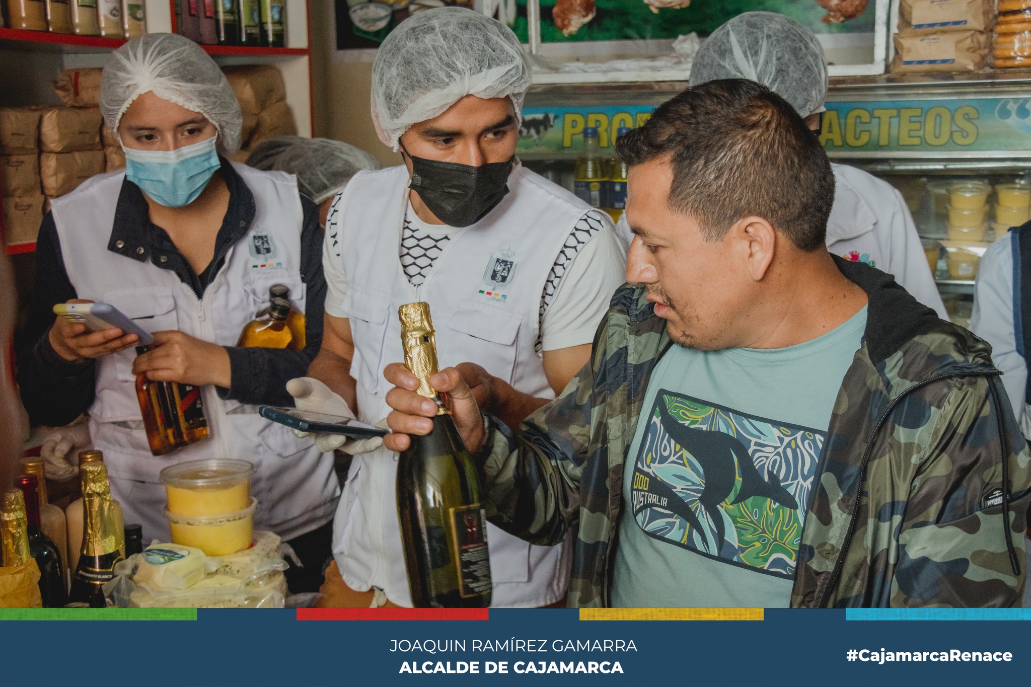 La Municipalidad Provincial de Cajamarca, a través de la gerencia de Desarrollo Económico con el área de Bromatología, realizaron un operativo de fiscalización a diferentes establecimientos de productos lácteos que funcionan en el jirón Amazonas, constatando la presencia de productos vencidos, lácteos en descomposición, productos adulterados y sin un registro sanitario, siendo decomisados para seguir con el procedimiento correspondiente.
✅Exhortamos a todos los empresarios a ser más responsables en la manipulación y conservación de sus productos, teniendo en cuenta que estos atentan contra la salud pública.