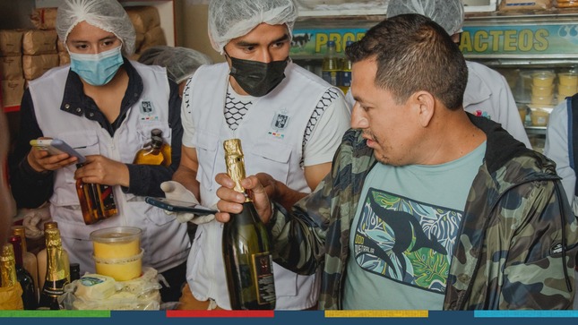 La Municipalidad Provincial de Cajamarca, a través de la gerencia de Desarrollo Económico con el área de Bromatología, realizaron un operativo de fiscalización a diferentes establecimientos de productos lácteos que funcionan en el jirón Amazonas, constatando la presencia de productos vencidos, lácteos en descomposición, productos adulterados y sin un registro sanitario, siendo decomisados para seguir con el procedimiento correspondiente. 
✅Exhortamos a todos los empresarios a ser más responsables en la manipulación y conservación de sus productos, teniendo en cuenta que estos atentan contra la salud pública. 