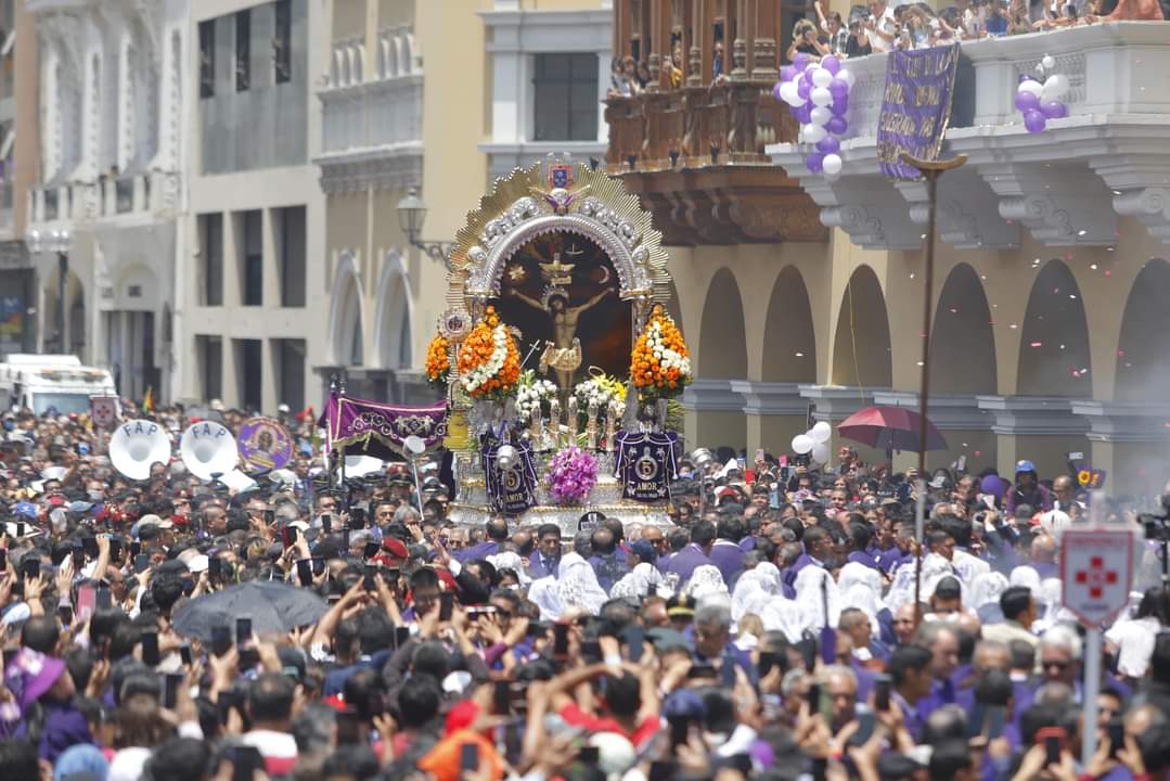 Majestuosa imagen del Señor de los Milagros volvió a la Plaza Mayor
