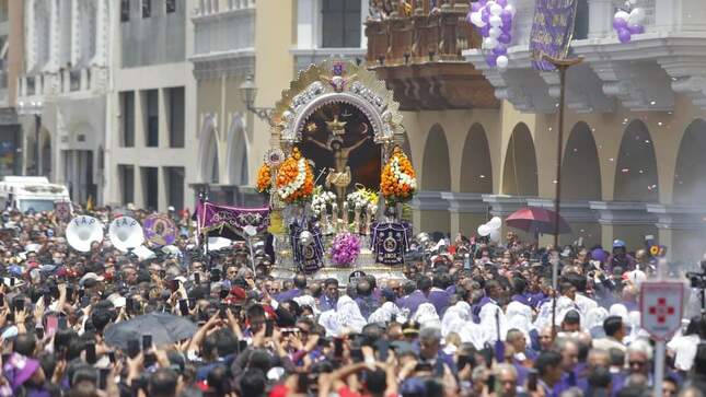 Majestuosa imagen del Señor de los Milagros volvió a la Plaza Mayor 