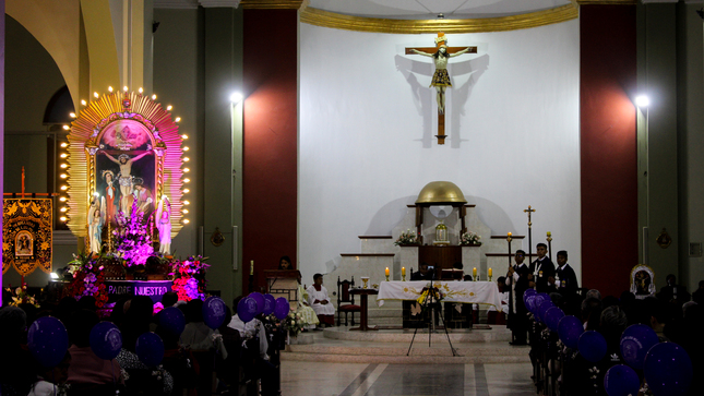 Luego del homenaje, la procesión siguió su recorrido por las principales calles de la ciudad, donde otras instituciones también le rindieron tributo al Señor de los Milagros.