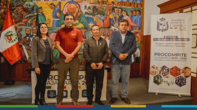 En conferencia de prensa, se dio a conocer todos los detalles del fondo concursable PROCOMPITE 2023 que ofrece la Municipalidad Provincial de Cajamarca para todos los microempresarios y asociaciones que estén involucradas en la producción de 𝐝𝐞𝐫𝐢𝐯𝐚𝐝𝐨𝐬 𝐥𝐚́𝐜𝐭𝐞𝐨𝐬, 𝐦𝐢𝐞𝐥 𝐝𝐞 𝐚𝐛𝐞𝐣𝐚, 𝐚𝐫𝐚́𝐧𝐝𝐚𝐧𝐨𝐬 𝐲 𝐫𝐨𝐬𝐚𝐬. 
👉Tras la aprobación del pleno del Concejo Provincial de Cajamarca, un millón de soles serán destinados para el apoyo de microempresarios, asociaciones y emprendedores, que puedan ganar con un proyecto que necesite la adquisición de maquinaria, implementación y mejora de plantas productivas, compra de equipos, materiales o capacitaciones, etc. 
🥇Participa con tu proyecto y se parte de este beneficio no reembolsable. 