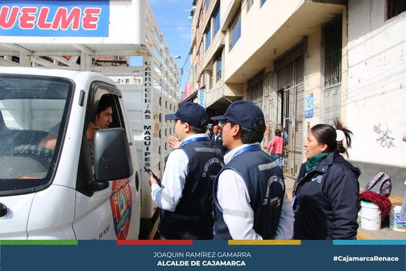 En un mega operativo realizado con la participaci贸n de distintas gerencias de la Municipalidad Provincial de Cajamarca, se ejecut贸 la intervenci贸n a veh铆culos por realizar actividades de carga y descarga de productos en horario prohibido, como parte de un trabajo de la recuperaci贸n del principio de autoridad en beneficio del bienestar ciudadano.
鉁匧os transportistas han sido previamente notificados de la vigencia de una Ordenanza Municipal que establece que el horario para carga y descarga de productos es en el horario de 10:00 de la noche a 5:00 de la ma帽ana, sin embargo se ha encontrado a varios camiones realizando estas actividades en horario prohibido, ocasionando congestionamiento vehicular y poniendo en riesgo la vida y la salud de los transe煤ntes en zonas como los jirones Iquique y Tayabamba, se帽al贸 Edith Cucho Guti茅rrez, gerente de Transporte y Seguridad Vial.
馃搶Con la participaci贸n del personal de Fiscalizaci贸n de la subgerencia de Inspecci贸n y Seguridad y la colaboraci贸n de la Polic铆a Nacional, los operativos ser谩n de car谩cter permanente, a fin de erradicar la mala costumbre de propietarios y conductores de camiones de utilizar la v铆a p煤blica para la carga de y descarga de productos en horarios no establecidos, como una muestra adem谩s de la recuperaci贸n del principio de autoridad en beneficio de la comunidad.