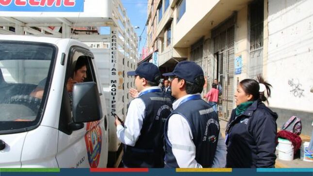 En un mega operativo realizado con la participación de distintas gerencias de la Municipalidad Provincial de Cajamarca, se ejecutó la intervención a vehículos por realizar actividades de carga y descarga de productos en horario prohibido, como parte de un trabajo de la recuperación del principio de autoridad en beneficio del bienestar ciudadano.
✅Los transportistas han sido previamente notificados de la vigencia de una Ordenanza Municipal que establece que el horario para carga y descarga de productos es en el horario de 10:00 de la noche a 5:00 de la mañana, sin embargo se ha encontrado a varios camiones realizando estas actividades en horario prohibido, ocasionando congestionamiento vehicular y poniendo en riesgo la vida y la salud de los transeúntes en zonas como los jirones Iquique y Tayabamba, señaló Edith Cucho Gutiérrez, gerente de Transporte y Seguridad Vial. 
📌Con la participación del personal de Fiscalización de la subgerencia de Inspección y Seguridad y la colaboración de la Policía Nacional, los operativos serán de carácter permanente, a fin de erradicar la mala costumbre de propietarios y conductores de camiones de utilizar la vía pública para la carga de y descarga de productos en horarios no establecidos, como una muestra además de la recuperación del principio de autoridad en beneficio de la comunidad.