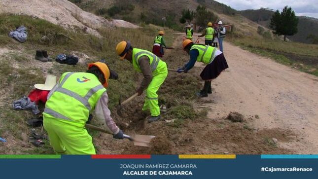a gerencia de Infraestructura Pública continúa realizando mantenimientos y supervisando el avance de cada obra que se realiza en nuestros centros poblados. En esta oportunidad, se visitó el camino vecinal Cajamarca, Agua Tapada - San Vicente - Sexemayo, ejecutada por un monto superior a 70 mil soles, obra que realizará hasta el 31 de diciembre. 
📌El proyecto contempla la limpieza de cunetas, bacheo y rose en un tramo de 19 Km. contando con un avance de más de 11 Km. como lo informó la jefe de cuadrilla Mercedes Alva. 
👉Finalmente los vecinos se encuentran contentos con este mantenimiento que beneficia a todos los vecinos del Centro Poblado el Cumbe, mejorando su transitabilidad y acceso a su comunida