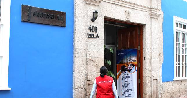 La Contraloría General de la República alertó el desvío de energía eléctrica de media tensión para equipos de extracción ilegal de agua subterránea por particulares, mediante pozos tubulares en terrenos del Estado en el distrito Yarada Los Palos, en Tacna, a pesar de que las normas prohíben esta acción y podría afectar la distribución de electricidad por parte de la Empresa Regional de Servicio Público de Electricidad S. A. (ELECTROSUR S.A.).