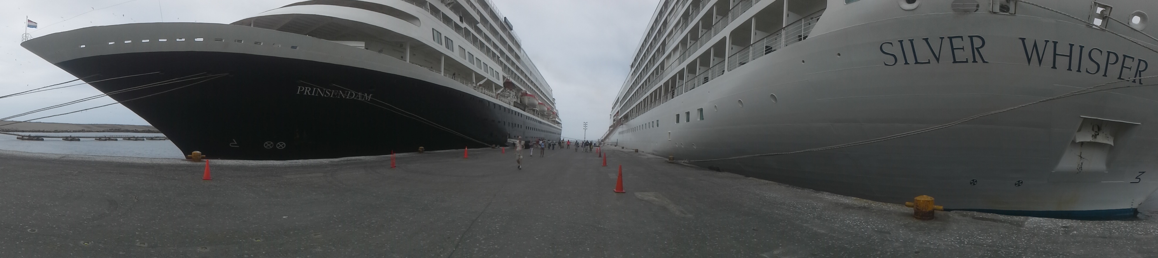 “SILVER WHISPER” y “PRINSENDAM” son los cruceros que trasladan a 293 y 594 visitantes, respectivamente, en una larga travesía que además incluyó el Puerto de Salaverry en la región La Libertad y posteriormente el Puerto del Callao en Lima.