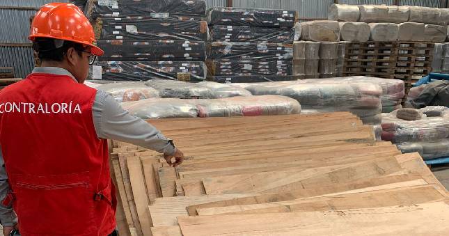 La Contraloría General identificó que la dirección desconcentrada de INDECI Ucayali entregó 4518 calaminas y 1398 triplay de madera lupuna, valorizados en S/ 166 510, sin ningún sustento a la Municipalidad Distrital de Iparía, a pesar de que la entidad municipal únicamente solicitó 720 calaminas y 838 triplay. Es decir, cantidades menores para atender la emergencia por lluvias que afectó a su población.