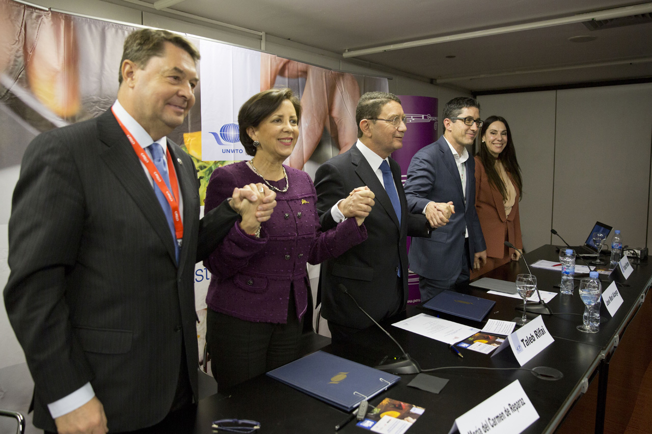 “La promoción de nuestra gastronomía, y al mismo tiempo de nuestros productos estrella de exportación como la quinua, los arándanos, los espárragos o la maca, nos abre las puertas del turismo receptivo mundial; siempre con el respeto por la tradición y la sostenibilidad, por lo auténtico y por la experiencia”, manifestó Silva.