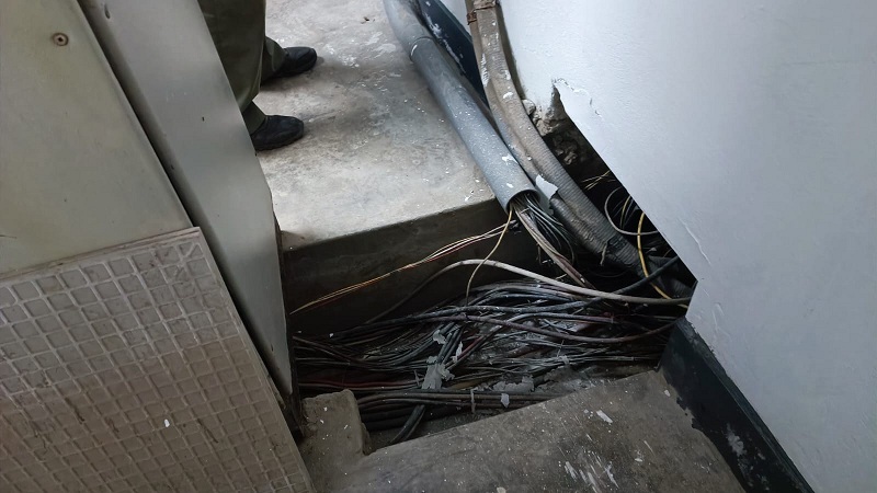 En la inspección se verificó canaletas y tubos de plástico halogenados y envejecidos, falta mantenimiento a los tableros eléctricos, no utilizan cajas de pozo para empalmes y los tableros eléctricos no cuentan con luces para emergencia.