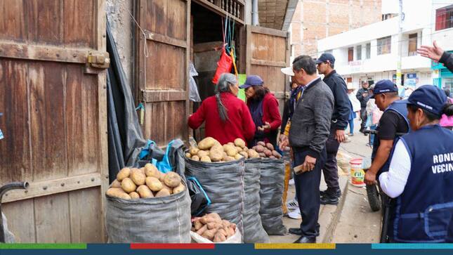 La Municipalidad Provincial de Cajamarca, continúa ordenando el comercio ambulatorio en la zona del mercadillo como el jirón Tayabamba, Leguía e Iquique. 
✅Estos operativos serán de manera constante para liberar veredas y espacios públicos en favor de toda la población cajamarquina. En ese mismo sentido, el presidente vecinal Segundo Ucañan Silva, agradeció el trabajo permanente y enfatizó que este trabajo permite mejorar la transitabilidad y el orden del comercio en favor de todos los cajamarquinos.
⚠️Dato: Concientizamos y apoyamos a nuestros empresarios para que puedan ingresar sus productos dentro de sus respectivos locales. 
¡𝐀𝐦𝐢𝐠𝐨 𝐞𝐦𝐩𝐫𝐞𝐬𝐚𝐫𝐢𝐨, 𝐧𝐨 𝐬𝐚𝐪𝐮𝐞𝐬 𝐭𝐮𝐬 𝐩𝐫𝐨𝐝𝐮𝐜𝐭𝐨𝐬 𝐚 𝐥𝐚 𝐯𝐞𝐫𝐞𝐝𝐚, 𝐞𝐯𝐢𝐭𝐚 𝐝𝐞𝐜𝐨𝐦𝐢𝐬𝐨𝐬! 
