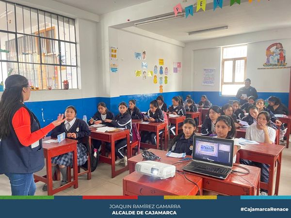 La subgerencia de Planificaci贸n Territorial y Centro Hist贸rico de la Municipalidad Provincial de Cajamarca, contin煤a realizando una serie de capacitaciones a diferentes estudiantes de instituciones educativas p煤blicas con el fin de conocer la norma, las regulaciones y el cuidado de nuestro patrimonio cultural.
馃憠En esta oportunidad, personal de la comuna local visit贸 la I.E.P Nuestra Se帽ora de la Merced, para informar a toda la colectividad estudiantil sobre la Protecci贸n y Conservaci贸n del Patrimonio Cultural de la Zona Monumental como la tradici贸n de las casonas, el reconocimiento de portadas monumentales y el cuidado del material inmueble de nuestra ciudad.
"Demuestra tu amor por Cajamarca, cuidando, protegiendo y difundiendo nuestro patrimonio cultural".