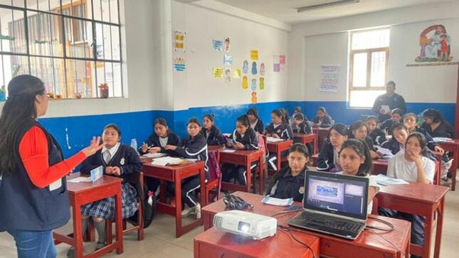 La subgerencia de Planificación Territorial y Centro Histórico de la Municipalidad Provincial de Cajamarca, continúa realizando una serie de capacitaciones a diferentes estudiantes de instituciones educativas públicas con el fin de conocer la norma, las regulaciones y el cuidado de nuestro patrimonio cultural. 
👉En esta oportunidad, personal de la comuna local visitó la I.E.P Nuestra Señora de la Merced, para informar a toda la colectividad estudiantil sobre la Protección y Conservación del Patrimonio Cultural de la Zona Monumental como la tradición de las casonas, el reconocimiento de portadas monumentales y el cuidado del material inmueble de nuestra ciudad.
"Demuestra tu amor por Cajamarca, cuidando, protegiendo y difundiendo nuestro patrimonio cultural". 