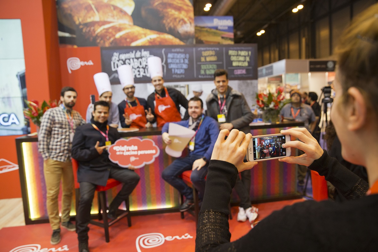 El stand peruano que Promperú ha organizado para FITUR, continuó la ministra, expone productos y propuestas de 20 empresas nacionales que han maravillado a los asistentes por la sutil invitación a deleitarse con nuestros platos de bandera en un contexto que les propone visitar las ciudades de donde provienen dichos insumos.