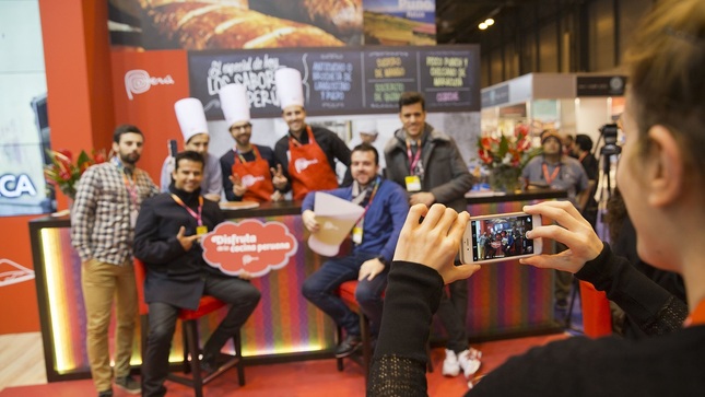 El stand peruano que Promperú ha organizado para FITUR, continuó la ministra, expone productos y propuestas de 20 empresas nacionales que han maravillado a los asistentes por la sutil invitación a deleitarse con nuestros platos de bandera en un contexto que les propone visitar las ciudades de donde provienen dichos insumos.