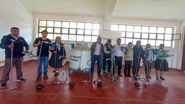 En un trabajo articulado entre la Municipalidad Provincial de Cajamarca, a través de la subgerencia de Saneamiento Básico y Los Andes de Cajamarca (ALAC) se realizó un taller de montaje del sistema de cloración por goteo a la población en Porcón Bajo.
🗣 La importancia de capacitarse en los sistemas de cloración por goteo permite desarrollar y fortalecer las capacidades de nuestras juntas administradoras de saneamiento en nuestro ámbito rural, expresó María Chilón Gonzales, especialista en Saneamiento Rural de Newmont ALAC. 
✅ Como área técnica municipal brindamos asistencia técnica a todas las organización comunal, especialmente a sus operadores, comités de apoyo de saneamiento en la zona rural, quienes son nuestros aliados para brindar un agua segura a la población, apta para consumo humano, y de esta manera evitar las enfermedades diarreicas agudas (EDAs) entre otras. 