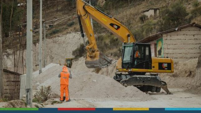Como lo anunciamos hace unos días, la Municipalidad Provincial de Cajamarca, entregó el terreno y tras disposición del alcalde provincial Joaquin Ramíez, de manera inmediata se han iniciado los trabajos de pavimentación con concreto rígido en la Avenida Miguel de Cervantes, abarcando desde la cuadra 12 hasta la cuadra 29 en los sectores de San Vicente y El Estanco, por un monto de más de 5 millones de soles. 
🤝Esta obra permitirá mejorar el acceso y salida de vehículos a diferentes centros turísticos y la mejora en la calidad de vida de decenas de vecinos. 