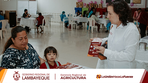 GRA_COMUNICACIONES: Ing. Marilú Chacón dando y exponiendo ante la audiencia sobre el arroz fotificado.